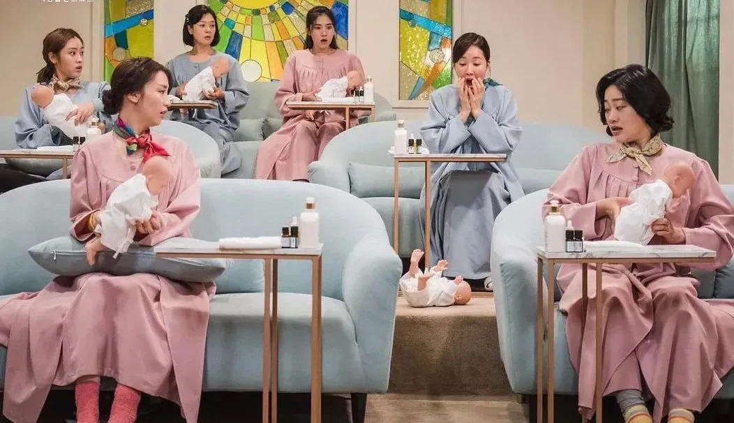 韩剧《产后调理院》中作为高龄产妇的职场女强人，接受生育“再教育”