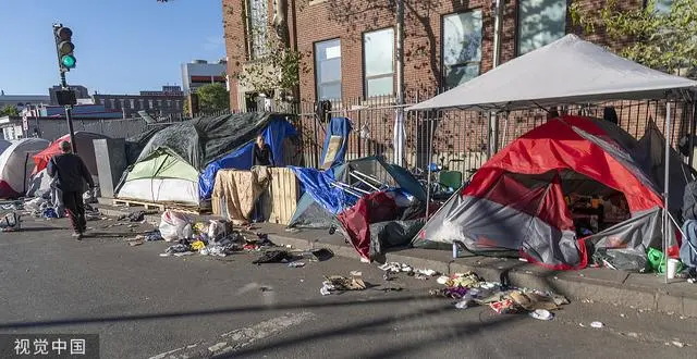 美国波士顿，无家可归者住在南汉普顿街的帐篷营地